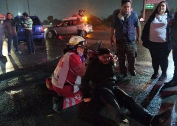 Motociclista herido tras impactarse contra camioneta en crucero del “Puente Negro”