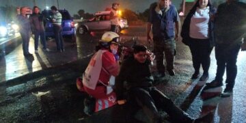 Motociclista herido tras impactarse contra camioneta en crucero del “Puente Negro”