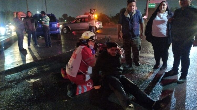 Motociclista herido tras impactarse contra camioneta en crucero del “Puente Negro”