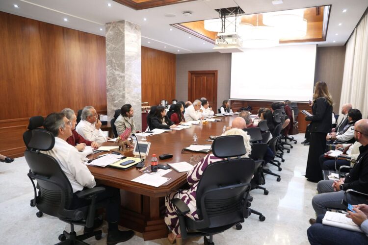 Pide Américo Villarreal a su gabinete evitar subejercicios en reunión de revisión de proyectos y obras