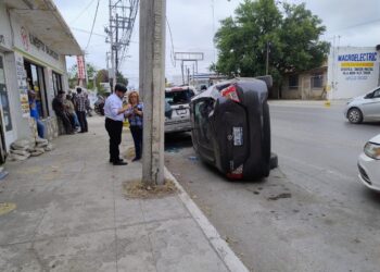 Vuelca auto en Av. Carrera Torres de Cd. Victoria, tras “cerrón” de una suburban; dos heridos