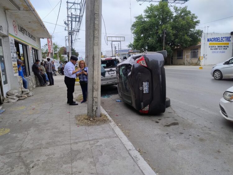 Vuelca auto en Av. Carrera Torres de Cd. Victoria, tras “cerrón” de una suburban; dos heridos