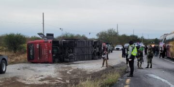 Vuelca en Nuevo Laredo autobús con 44 migrantes mexicanos que vuelven al país para navidad