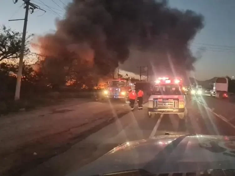 Incendio en corralón de Nuevo León consume 60 autos