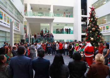Realizan encendido del árbol navideño en sede del Congreso de Tamaulipas
