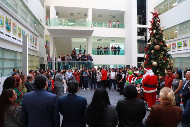 Realizan encendido del árbol navideño en sede del Congreso de Tamaulipas