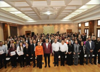Entrega gobernador Américo Villarreal reconocimientos a servidores públicos capacitados por el Senado