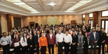 Entrega gobernador Américo Villarreal reconocimientos a servidores públicos capacitados por el Senado