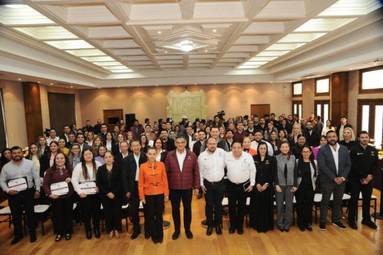 Entrega gobernador Américo Villarreal reconocimientos a servidores públicos capacitados por el Senado