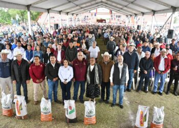 Reciben productores agrícolas de la zona norte de Tamaulipas semilla de sorgo y diésel