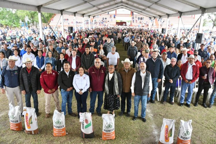 Reciben productores agrícolas de la zona norte de Tamaulipas semilla de sorgo y diésel