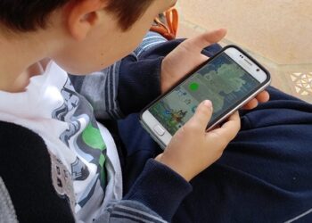 Uso excesivo de celular en niños y adolescentes afecta sueño, alimentación, actividad física…