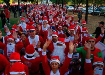 “Marea roja de Papás Noel” se lanza a carrera navideña en Guadalajara, Jalisco