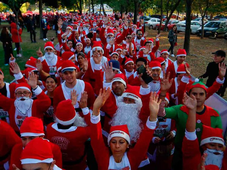 “Marea roja de Papás Noel” se lanza a carrera navideña en Guadalajara, Jalisco