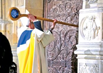 Con tres golpes de báculo reabre Notre Dame, tras cinco años y medio de restauración