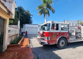 Bomberos controlan fuga de gas en vivienda de Fracc. Villarreal
