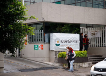Cofepris suspende a empresa en Edomex tras muerte de menores por bacteria Klebsiella