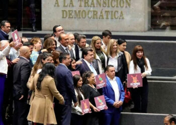 Pedro Haces presenta iniciativa para asegurar salario mínimo a trabajadores de propinas