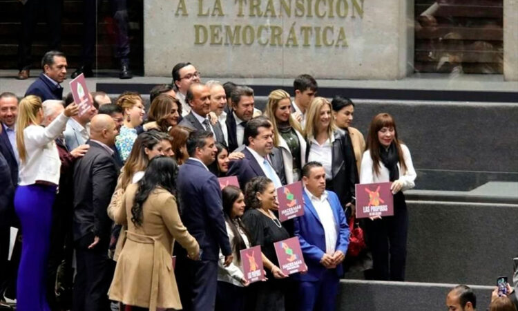 Pedro Haces presenta iniciativa para asegurar salario mínimo a trabajadores de propinas