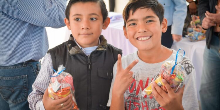Comienzan a recibir niñas y niños primeros donativos de juguetes del DIF Victoria