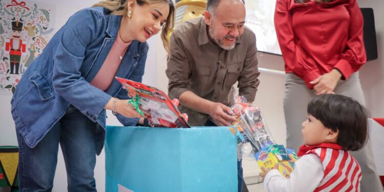 Comienzan a recibir niñas y niños primeros donativos de juguetes del DIF Victoria