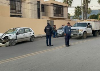 Conductor en presunto estado de ebriedad causa accidente