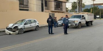 Conductor en presunto estado de ebriedad causa accidente