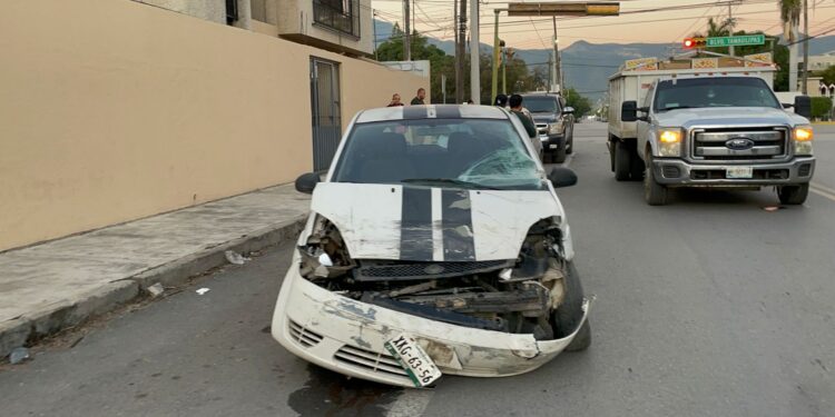 Conductor en presunto estado de ebriedad causa accidente