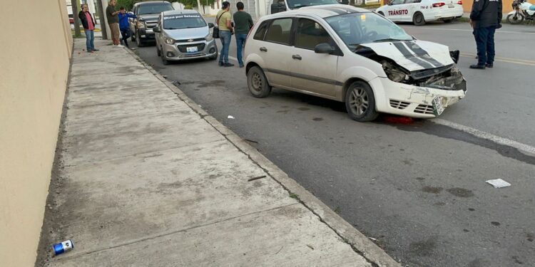 Conductor en presunto estado de ebriedad causa accidente