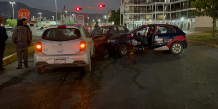 Conduce a exceso de velocidad y causa aparatoso accidente