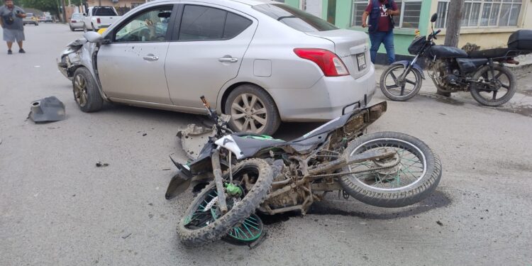 Se pasa alto y lesiona a motociclistas