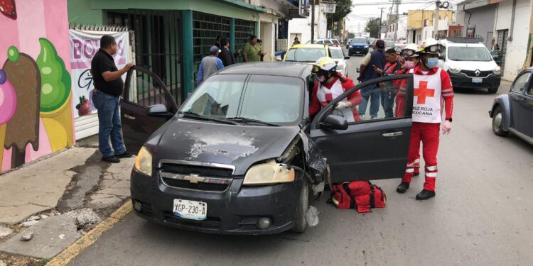 Mujer herida en choque vehicular en crucero 9 y Guerrero de Cd. Victoria
