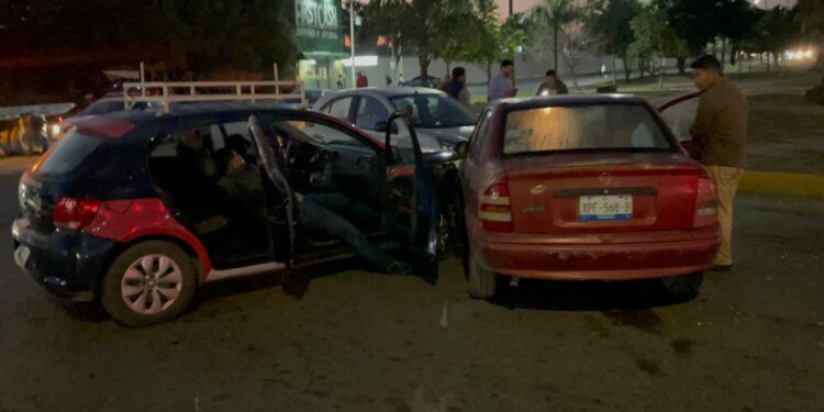 Conduce a exceso de velocidad y causa aparatoso accidente