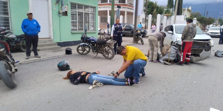 Se pasa alto y lesiona a motociclistas
