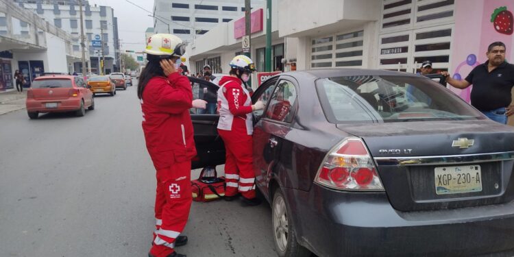Mujer herida en choque vehicular en crucero 9 y Guerrero de Cd. Victoria