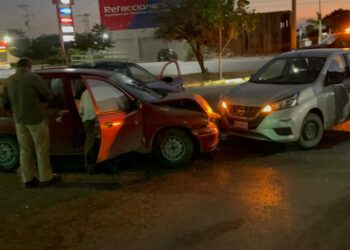 Conduce a exceso de velocidad y causa aparatoso accidente