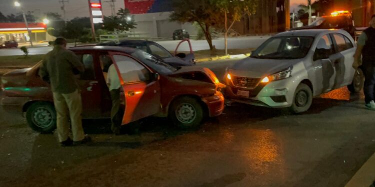 Conduce a exceso de velocidad y causa aparatoso accidente