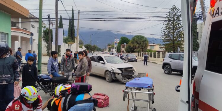 Se pasa alto y lesiona a motociclistas