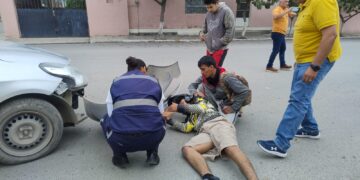 Se pasa alto y lesiona a motociclistas