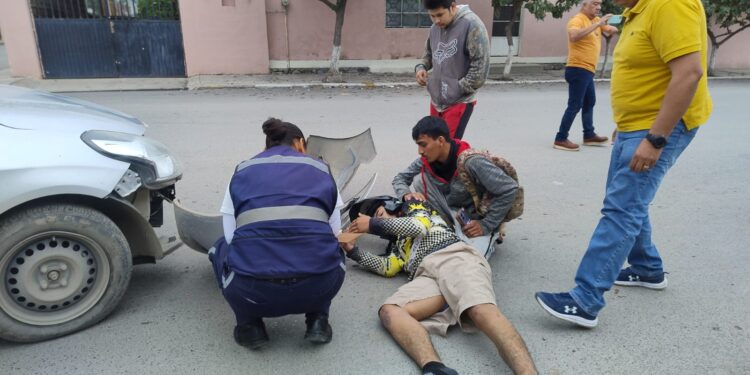 Se pasa alto y lesiona a motociclistas