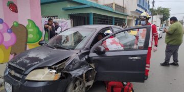 Mujer herida en choque vehicular en crucero 9 y Guerrero de Cd. Victoria