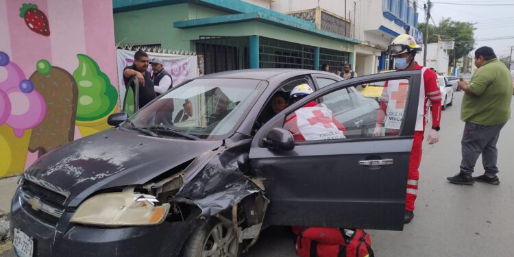 Mujer herida en choque vehicular en crucero 9 y Guerrero de Cd. Victoria