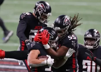 Falcons se imponen 15-9 a Raiders en un partido lleno de errores