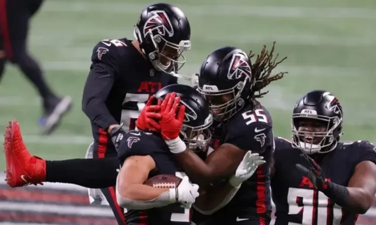 Falcons se imponen 15-9 a Raiders en un partido lleno de errores