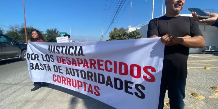 Familiares de desaparecidos protestan frente a Fiscalía