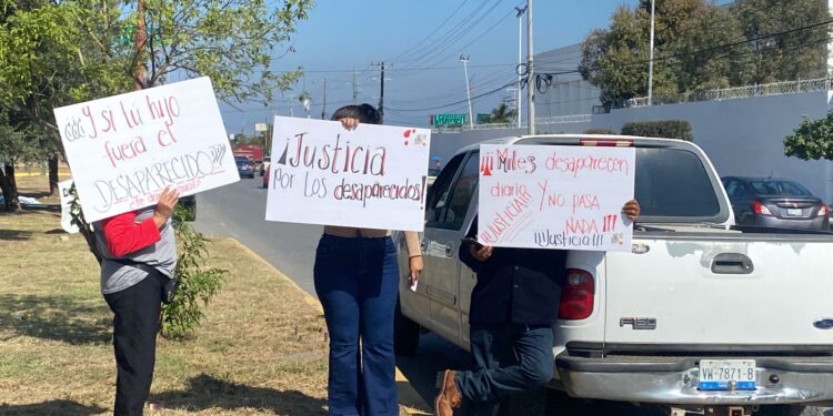 Familiares de desaparecidos protestan frente a Fiscalía