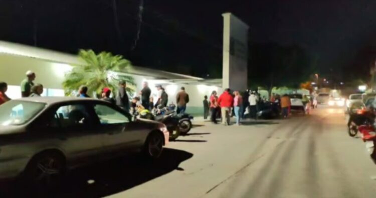 Automovilista atropella a caravana navideña en Michoacán