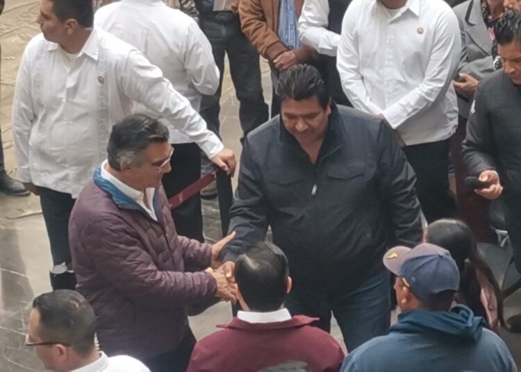 Campesinos exigen a empresa eólica el pago de adeudo