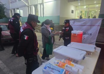 Entrega Guardia Estatal de Género alimentos y bebidas calientes a familias en hospitales de Ciudad Victoria