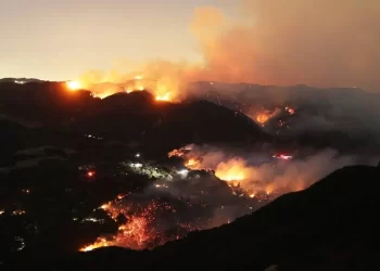 Los Ángeles parecen zona de guerra por incendios: Biden